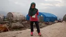 Bocah Suriah, Maya Merhi berpose untuk sebuah gambar di kamp Serjilla, 9 Desember 2018. Gadis berusia 8 tahun itu kini bisa berjalan menggunakan kaki prostetik baru atau kaki buatan setelah menjalani perawatan di Turki. (Aaref WATAD/AFP)