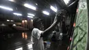 Sarjudi (65) membuat gunungan wayang saat dekorasi panggung di Gedung Pertunjukan Wayang Orang Bharata Purwa, Jakarta, Kamis (7/11/2019). Sarjudi bersama Hano, Joko, dan Pono merupakan seniman penting di balik suksesnya ratusan pertunjukan wayang orang di Gedung Bharata. (merdeka.com/Iqbal Nugroho)