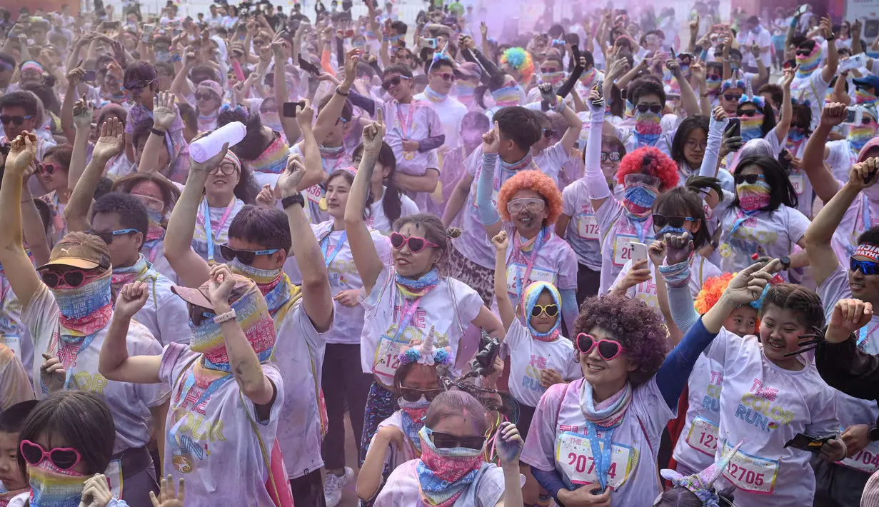 Bubuk warna warni yang ditebarkan pada ajang Colour Run bermakna kegembiraan dan kebahagiaan. (JADE GAO/AFP)