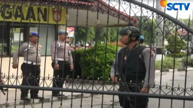 Saat ini polisi telah mengamankan mobil avanza yang digunakan dalam penyerangan dan mengamankan senjata tajam dari lokasi kejadian.