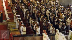 Imam memimpin pelaksanaan shalat tarawih pertama Ramadan 1437 H di masjid Istiqlal, Jakarta, Minggu (5/6/2016). Berdasar, hasil sidang isbat ditetapkan 1 Ramadan jatuh pada Senin (6/6/2016). (Liputan6.com/Helmi Fithriansyah)