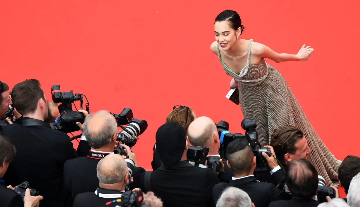 Model Kiko Mizuhara berpose di depan para fotografer saat menghadiri pemutaran film "Yomeddine" selama Festival Film Cannes ke-71 di Prancis (9/5).  (AFP Photo/Loic Venance)