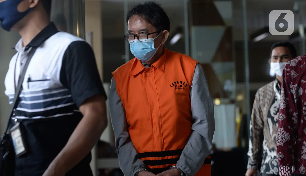 Mantan Dirut PT Dirgantara Indonesia, Budi Santoso tiba untuk menandatangani berkas perpanjangan masa penahanan di Gedung KPK, Jakarta, Jumat (26/6/2020). Budi Santoso merupakan tersangka kasus dugaan korupsi kegiatan penjualan dan pemasaran pesawat PTDI tahun 2007-2017. (merdeka.com/Dwi Narwoko)