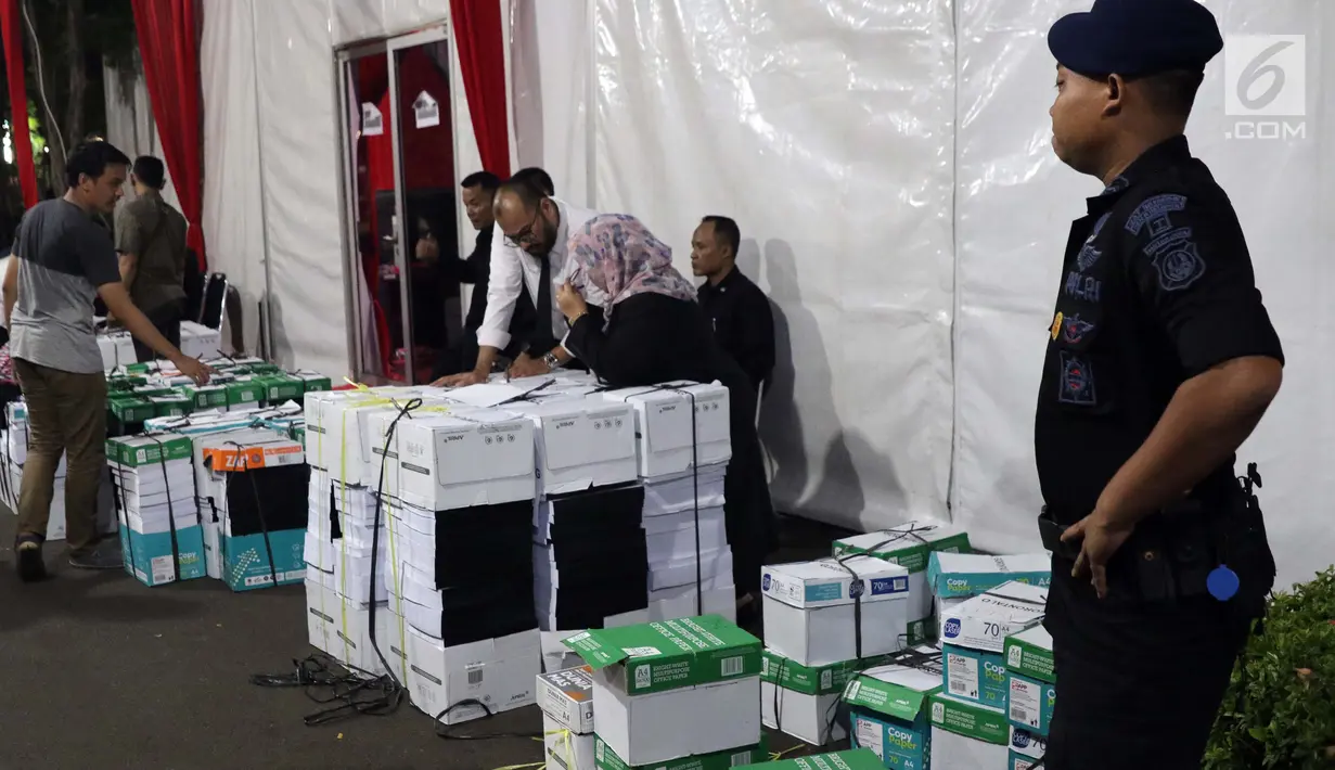 Personil Brimob menjaga proses penurunan dokumen barang bukti yang diajukan tim BPN 02 pada sidang perselisihan hasil Pilpres 2019 di area Mahkamah Konstitusi, Jakarta, Kamis (13/6/2019). Sidang perselisihan hasil Pilpres 2019 akan berlangsung Jumat (14/6). (Liputan6.com/Helmi Fithriansyah)