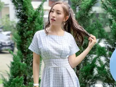 Pemain web series Little Mom ini memang cukup sering tampil simple dengan berbagai busana. Kali ini, ia terlihat begitu anggun dengan simple dress bermotif kotak warna biru. Rambut yang dikuncir dengan gaya ponytail, membuat Natasha makin menawan. (Liputan.com/IG/@natashawilona12)