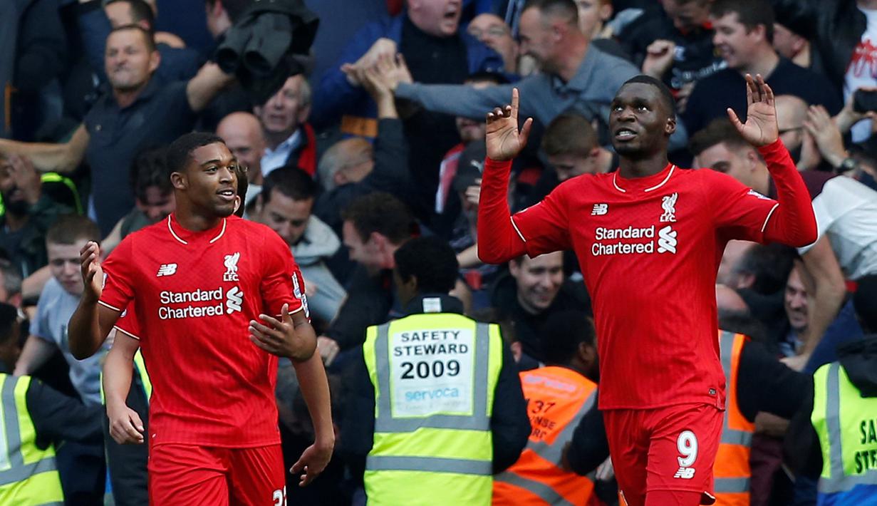Ekspresi striker Liverpool, Christian Benteke, setelah mencetak gol ketiga Liverpool ke gawang Chelsea dalam laga Liga Premier Inggris di Stadion Stamford Bridge, London, Sabtu (31/10/2015). (AFP Photo/Ian Kington)