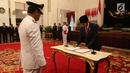 Presiden Jokowi melantik Isdianto sebagai Wakil Gubernur Kepulauan Riau (Kepri) di Istana Negara, Jakarta, Selasa (27/3). Penetapan Isdianto sebagai Wagub Kepri dilakukan oleh DPRD setempat secara aklamasi pada 7 Desember 2017. (Liputan6.com/Angga Yuniar)