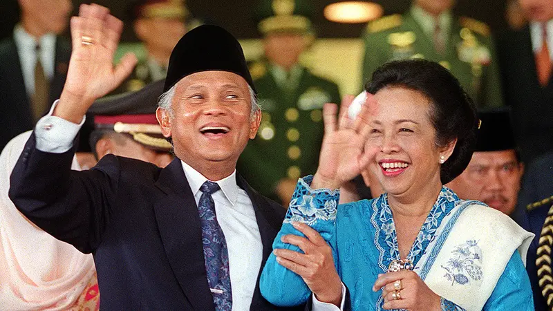 Wajah Ceria BJ Habibie Didampingi Ainun Memimpin Indonesia