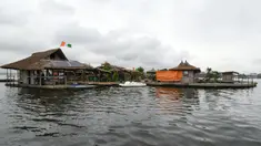 Gambar pada Agustus 2019, pemandangan resor di pulau buatan dari sampah plastik daur ulang di Laguna Ebrie di Abidjan, Pantai Gading. Eric Becker asal Prancis membangun sebuah pulau terapung dari sekitar 700.000 sampah plastik daur ulang yang dikumpulkan di daerah sekitarnya. (ISSOUF SANOGO/AFP)