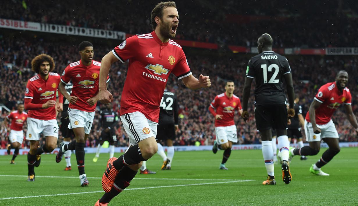 Juan Mata mencetak satu gol pembuka saat Manchester United melawan Crystal Palace pada pekan ketujuh Premier League di Old Trafford, Manchester (30/9/2017). MU menang telak 4-0. (AFP/Paul Ellis)