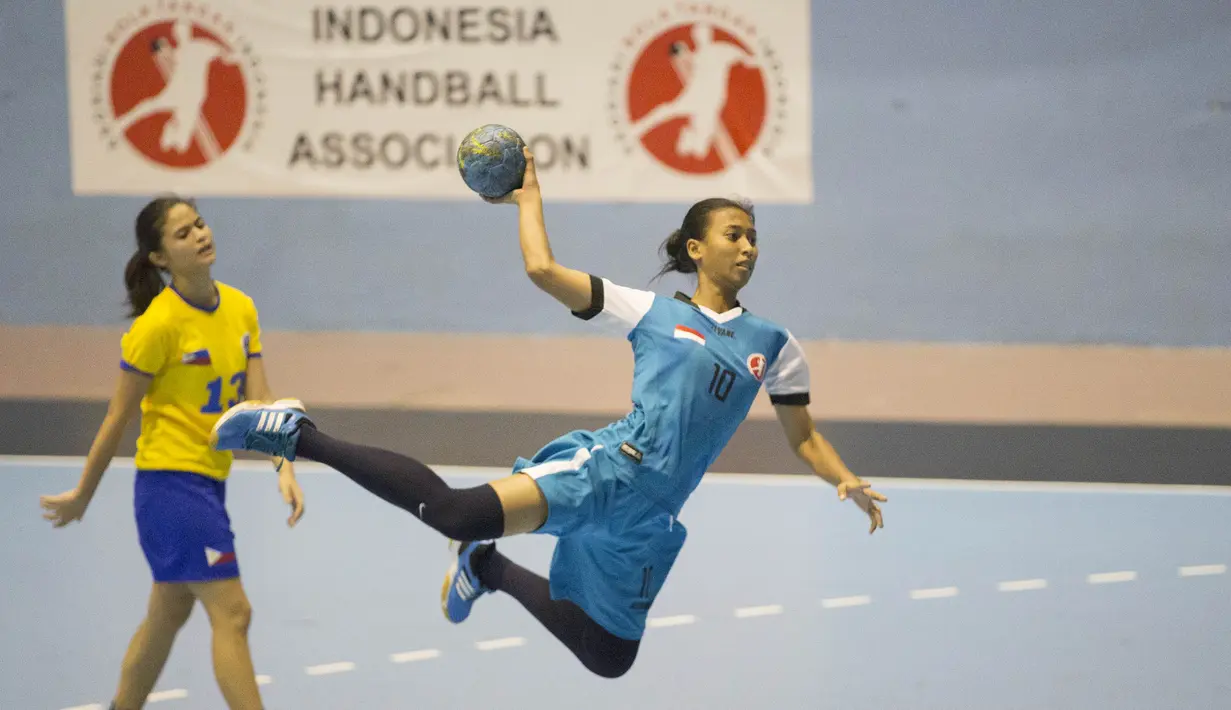 Pebola tangan putri Indonesia, Fitri Anggi Yani, terbang untuk membobol gawang Filipina pada International Handball Federation Trophy 2016 di Jakarta, Sabtu (5/3/2016). (Bola.com/Vitalis Yogi Trisna)