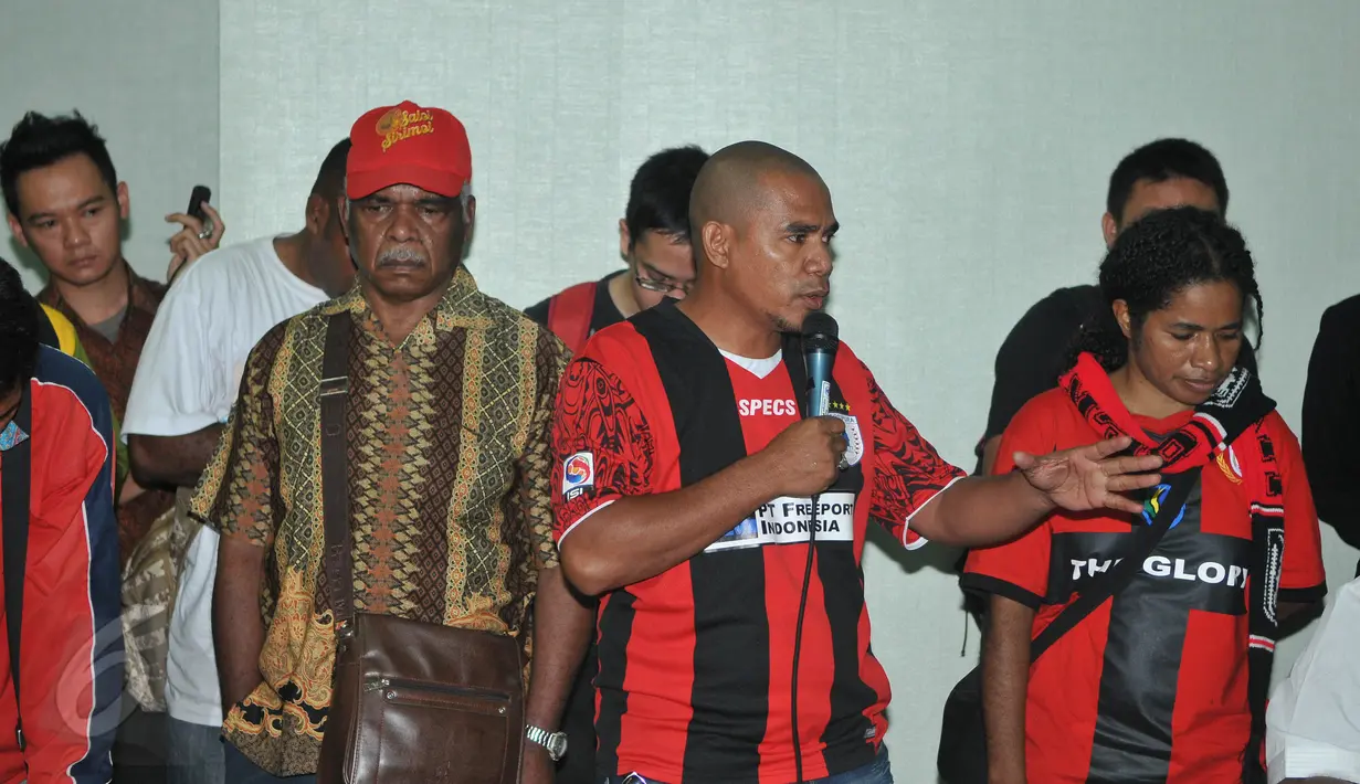 Seorang perwakilan dari Persipura saat berdialog di Kantor Kemenpora, Kamis (28/5/2015). Mereka mempertanyakan kasus batalnya pertandingan Piala AFC antara Persipura dengan Pahang FA. (Liputan6.com/Herman Zakharia)