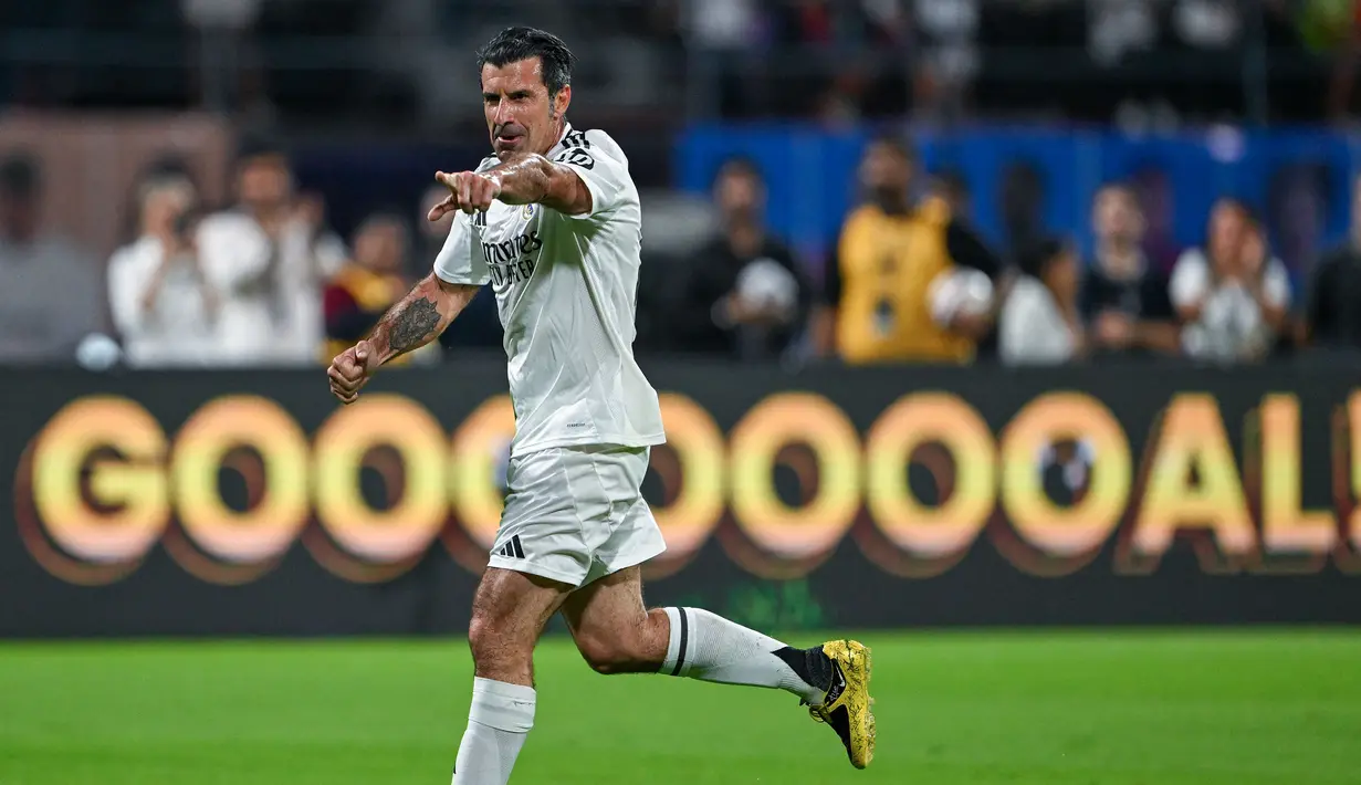 Legenda Real Madrid, Luis Figo merayakan gol ke gawang legenda Barcelona dalam laga persahabatan yang berlangsung di DY Patil Stadium, Navi Mumbai, India. (AFP/Punit Paranjpe)