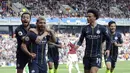 Para pemain Manchester City merayakan gol yang dicetak oleh Sergio Aguero ke gawang Burnley pada laga Premier League di Stadion Turf Moor, Minggu (28/4). Manchester City menang 1-0 atas Burnley. (AP/Rui Vieira)