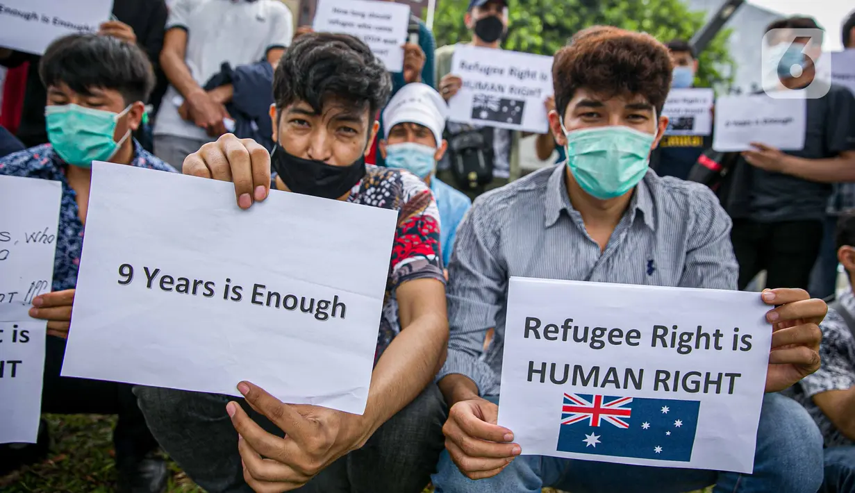 Para imigran melakukan aksi unjuk rasa di Kedubes Australia, Jakarta, Senin (5/4/2021).  Mereka berharap bisa segera dapat hidup di negara tujuan mereka Australia (negara ketiga) dengan nasib mereka yang terkatung-katung di negara transit (indonesia) tanpa kejelasan. (Liputan6.com/Faizal Fanani)