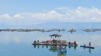 Budidaya ikan dengan sistem Keramba Jaring Apung (KJA) di Danau Toba, Sumatera Utara sukses memakmurkan masyarakat dengan membuka lapangan kerja di sektor perikanan.