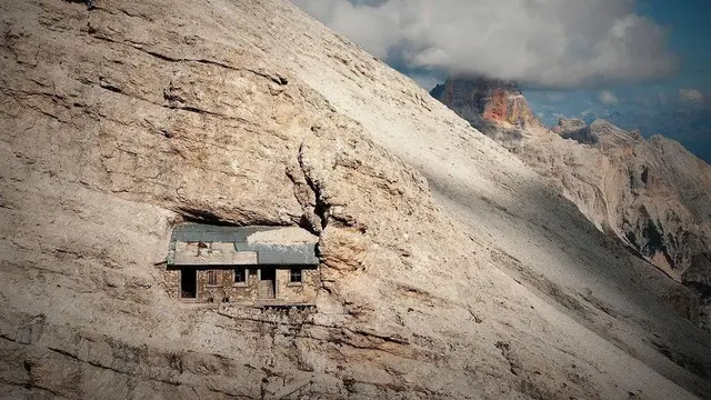 6 Potret Rumah Bekas Markas Perang, Berada di Dalam Gunung Batu