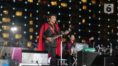 Penampilan Rhoma Irama saat konser Happy New Year 2020 di Bundaran HI, Jakarta, Selasa (31/12/2019). Raja Dangdut Rhoma Irama dan Soneta Group menjadi band utama yang mengiringi musik legendarisnya di konser tersebut. (Liputan6.com/Herman Zakharia)