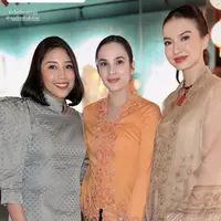 Gaya Ibu Pejabat dan Publik Figur Kenakan Kebaya Mencuri Perhatian saat Pameran Tionghoa. [@chelseaislan]