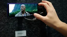 Penunjung menonton film di smartphone Sony Xperia 1 dalam gelaran Mobile World Congress (MWC) 2019 di Barcelona, Spanyol, Kamis (28/2). (Pau Barrena/AFP)