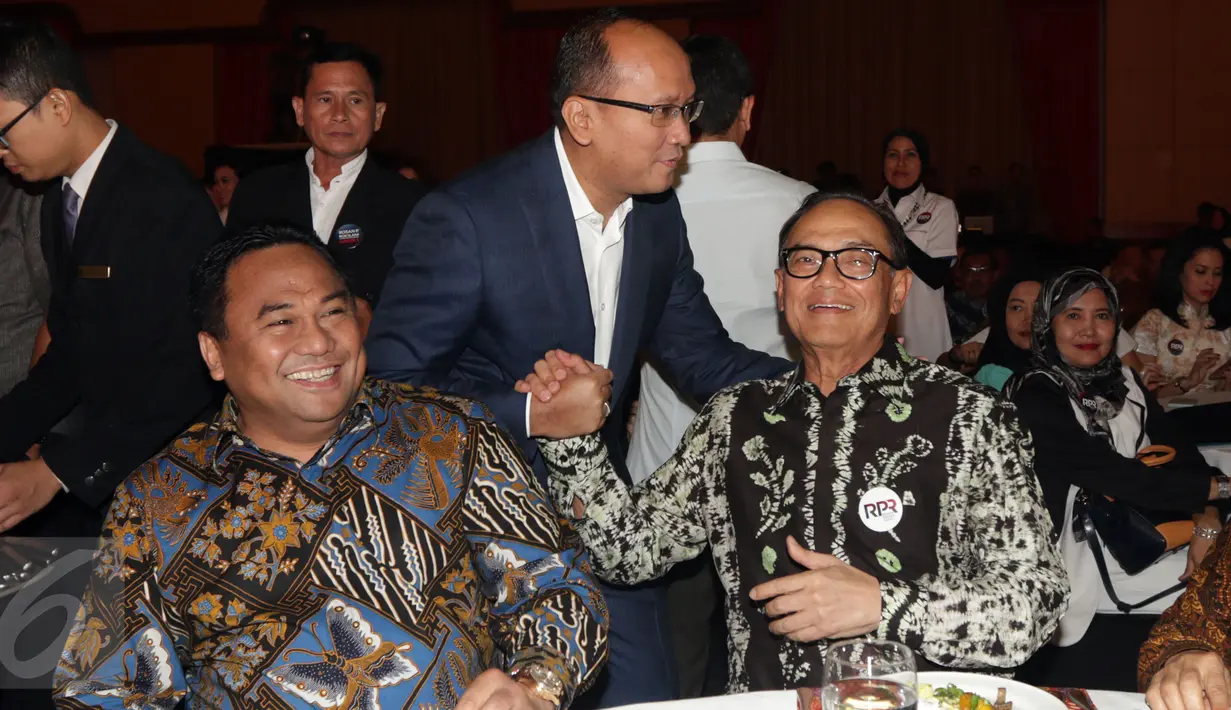 Wakil ketua Kadin Rosan P. Roeslani  (tengah) menyalami ketua kadin Suryo Bambang Sulisto di Hotel Ritz Carlton, Jakarta, (21/11). Rosan P. Roeslani mendeklarasikan pencalonan dirinya sebagai Ketum Kadin periode 2015-2020. (Liputan6.com/Faisal R Syam)