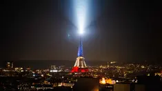 Foto ini menunjukkan Menara Eiffel yang diterangi dengan warna bendera nasional Prancis saat peringatan ke-10 serangan teroris Paris yang terjadi pada 2015, di Paris, pada 12 November 2025. Prancis memperingati satu dekade tragedi berdarah pada 13 November 2015. (Dimitar DILKOFF/AFP)