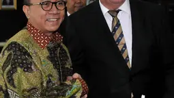 Ketua MPR Zulkifli Hasan (kiri) menyambut kunjungan Senator Australia Barat Chris Back (kanan) di Kompleks Parlemen, Jakarta, Senin (28/9/2015). Pertemuan untuk menjalin kerjasama antar parlemen kedua negara. (Liputan6.com/Johan Tallo)