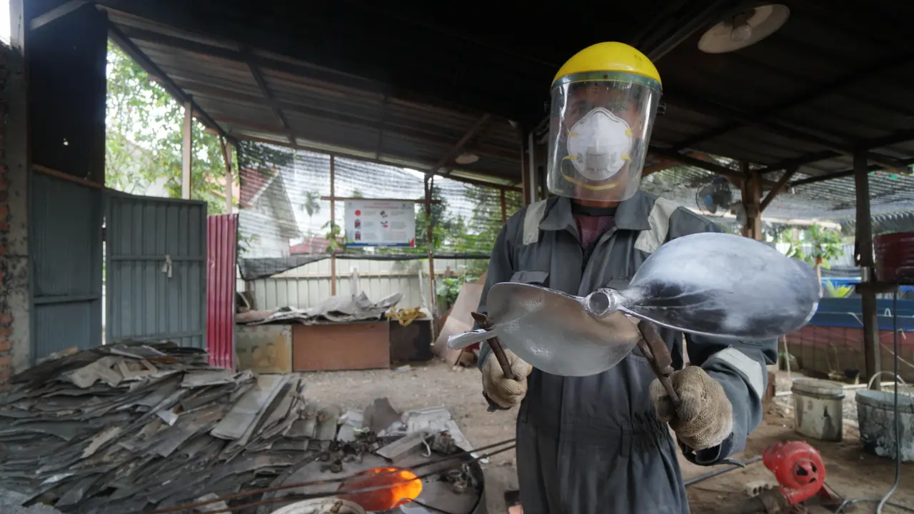 Telihan Recycle menjadi kelompok binaan PT Badak NGL memproduksi baling