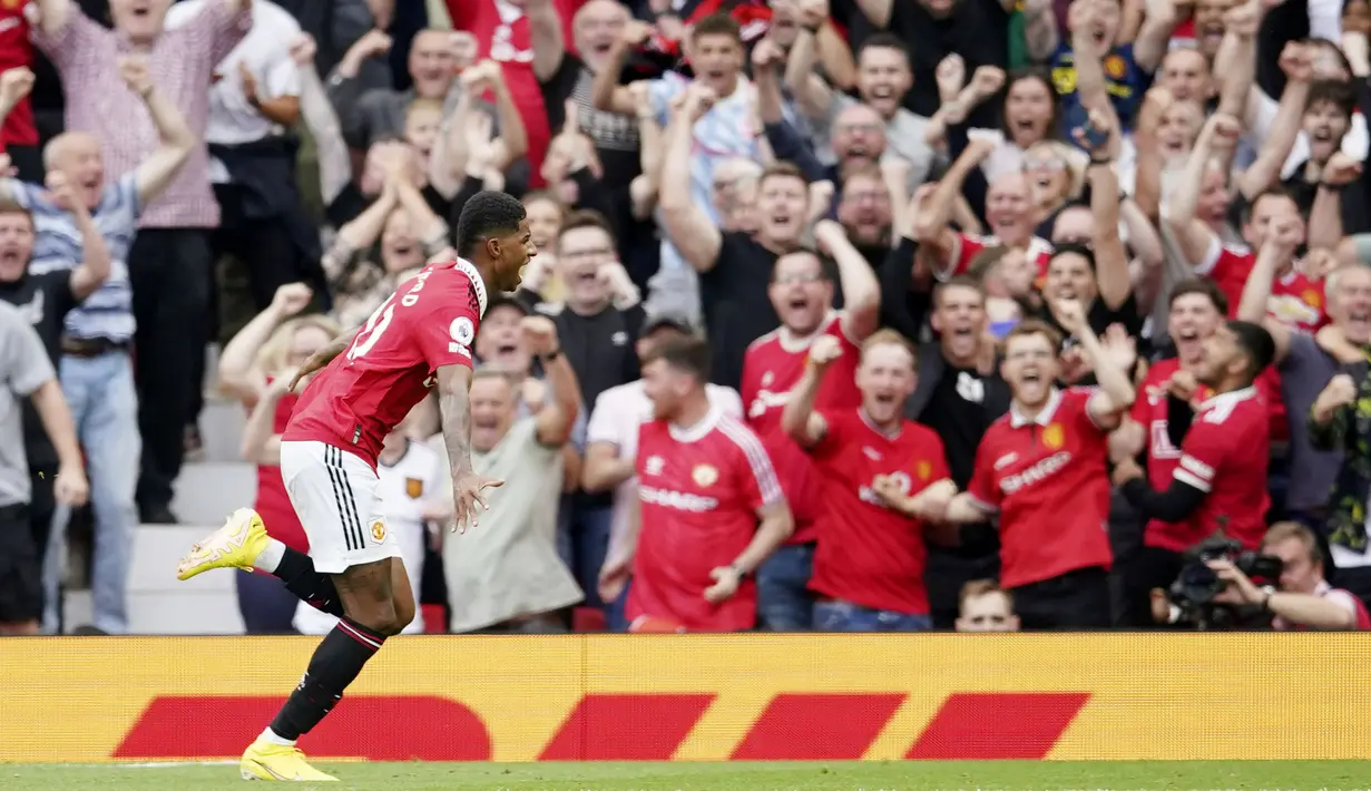 Tampil di hadapan pendukungnya sendiri Setan Merah tampil memukau dan berhasil mengunci kemenangan dengan skor meyakinkan 3-1 atas Meriam London. (AP/Dave Thompson)