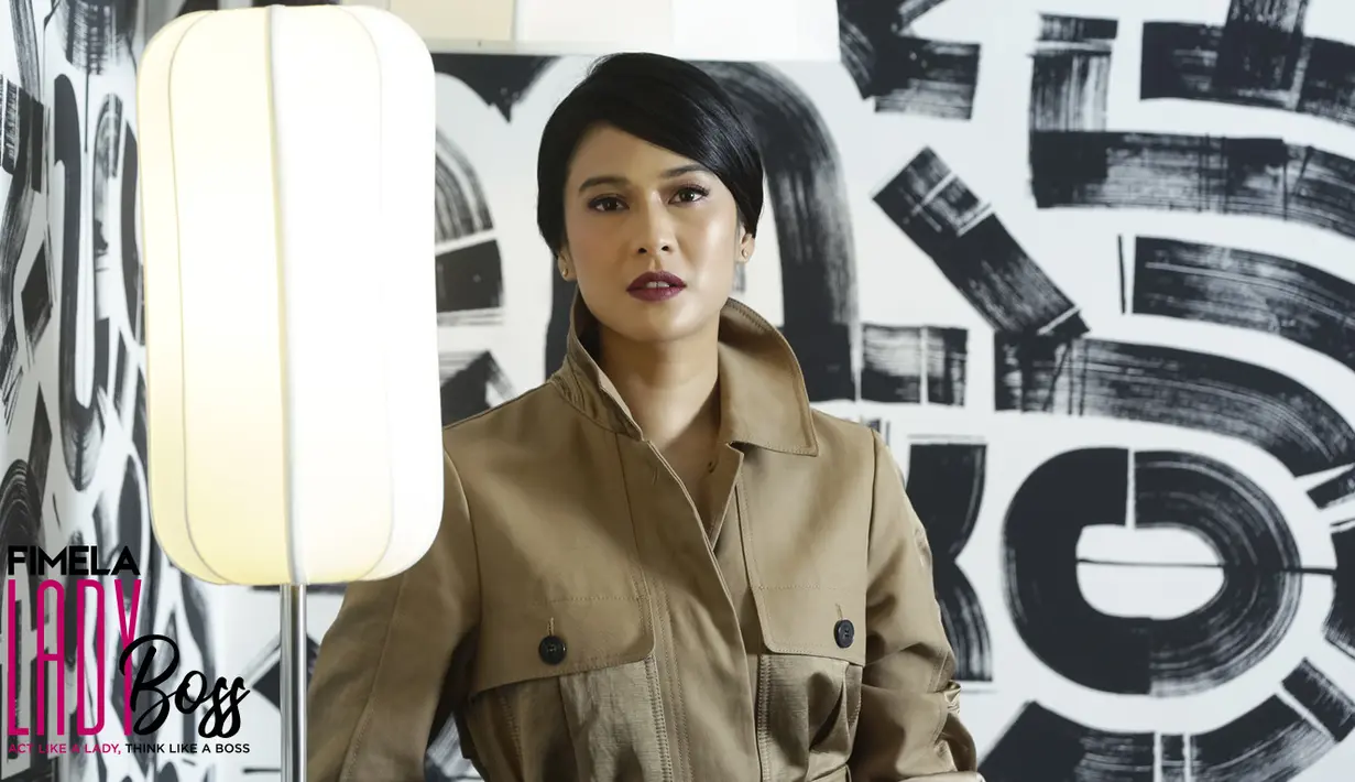 “In my personal experience, aku jadi sangat nyaman dalam hidupku dengan belajar bilang nggak, terutama soal foto bareng itu," papar Dian Sastrowardoyo. (Bambang E.Ros/Fimela.com)