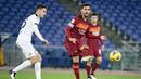 Gelandang AS Roma, Lorenzo Pellegrini (kanan) melepaskan umpan kepada rekannya dalam laga babak 16 besar Coppa Italia 2020/21 di Olimpico Stadium, Roma, Selasa (19/1/2021). AS Roma kalah 2-4 (2-2) dari Spezia melalui extra time. (LaPresse via AP/Alfredo Falcone)