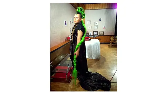 Gaya Busana Nassar Mirip Seperti Acara Met Gala Ini Bikin Senyum-senyum