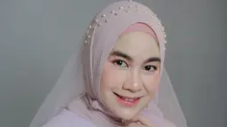 Diketahui artis dengan nama lengkap Anisa Rahma Adi ini jalani pemotretan maternity shoot saat usia kandungannya 35 minggu. Dengan tema makeup unik, Anisa Rahma tampil beda dan semakin pancarkan pesonanya. Riasan di bagian matanya tentunya menjadi daya tarik sendiri. Pipi yang merah merona dan lipstik warna nude, pesona Anisa Rahma seperti wanita Korea. (Liputan6.com/IG/@anisarahma_12)