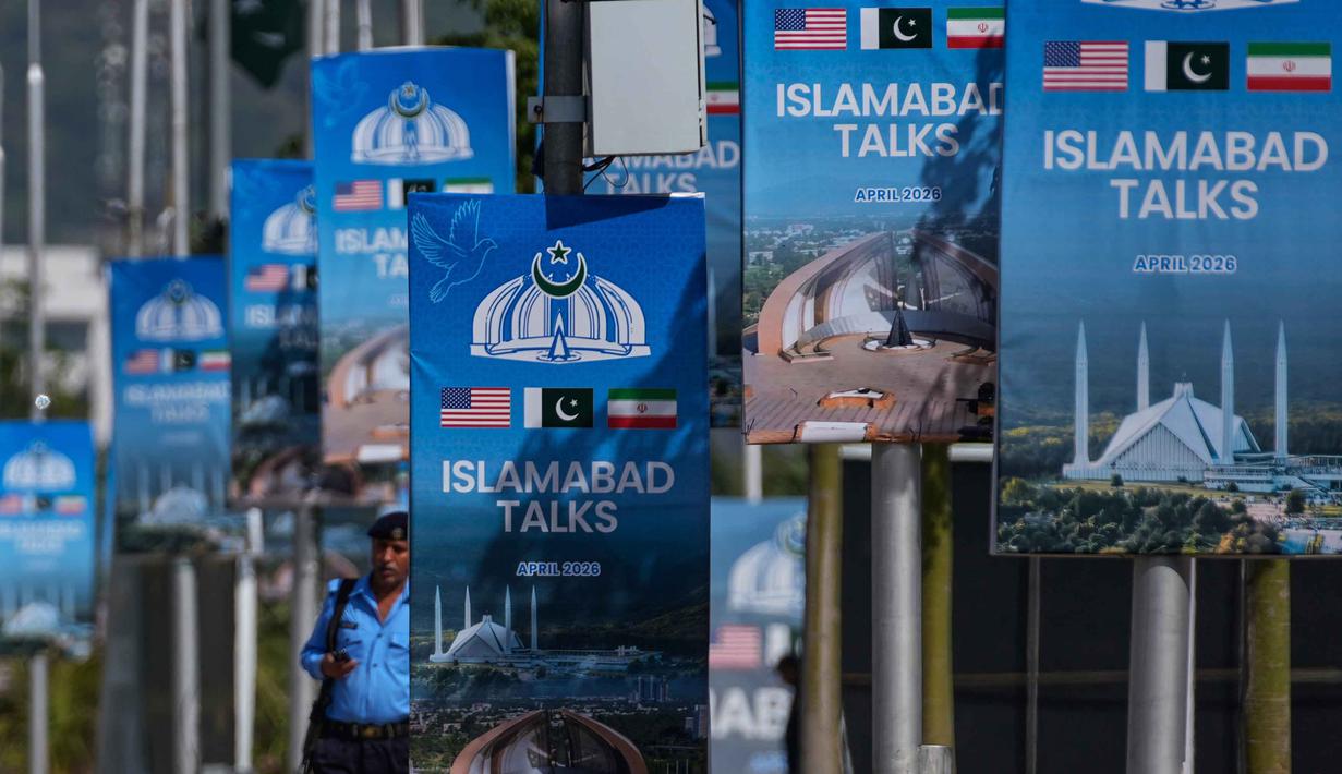 Sementara, ketegangan Amerika Serikat dan Iran terus meningkat menjelang berakhirnya gencatan senjata pada 22 April 2026. Tampak dalam foto, seorang petugas polisi berjalan melewati papan reklame di dekat Hotel Serena menjelang putaran kedua negosiasi antara kedua negosiasi antara Amerika Serikat dan Iran, di Islamabad, Pakistan, Selasa 21 April 2026. (AP Photo/Anjum Naveed)