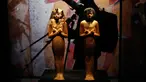 Patung Shabti atau pemakaman agama Mesir kuno dihadirkan dalam pameran tentang harta karun Firaun Tutankhamun di Grande Halle of La Villette, Paris, Prancis, Kamis (21/3). (AP Photo/Francois Mori)