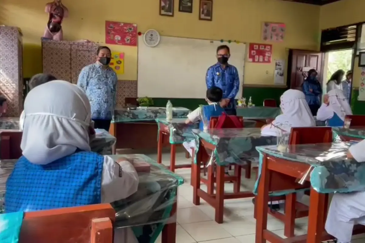 Wali Kota Bogor Bima Arya meninjau PTM terbatas di Sekolah Dasar (SD) Senin (18/10/2021).