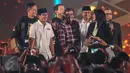 Para paslon berkumpul untuk berpose bersama usai Debat Pilgub DKI 2017 putaran kedua, Jakarta, Jumat (27/1). (Liputan6.com/Faizal Fanani)