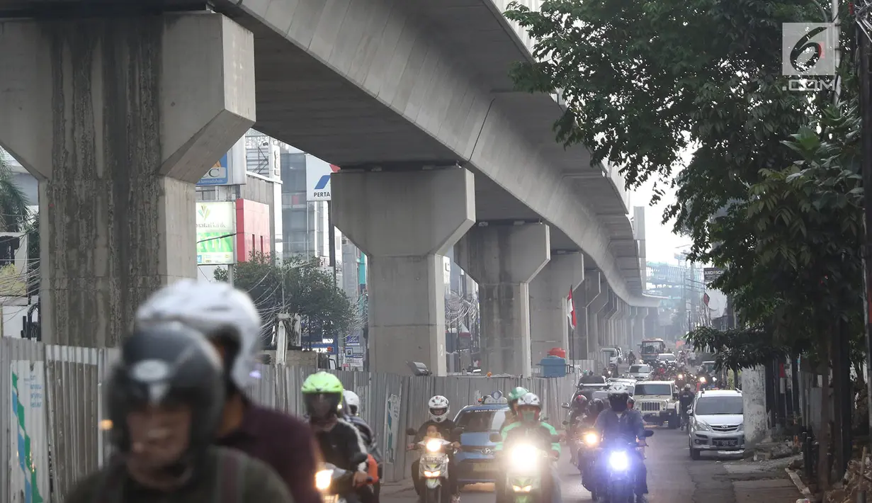 Kondisi pembangunan proyek Mass Rapid Transit (MRT) Jakarta di kawasan Cilandak, Selasa (5/9). DPRD DKI Jakarta menyetujui pembiayaan proyek pembangunan Mass Rapid Transit (MRT) fase 2 rute Bundaran HI-Kampung Bandan. (Liputan6.com/Immanuel Antonius)