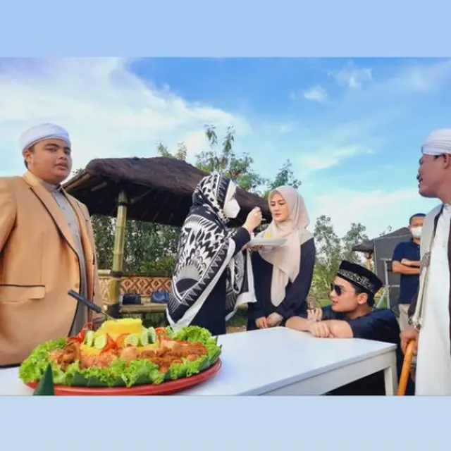 6 Potret Alvin Faiz dan Henny Rahman Usai Menikah, Ziarah ke Makam Ustaz Arifin Ilham