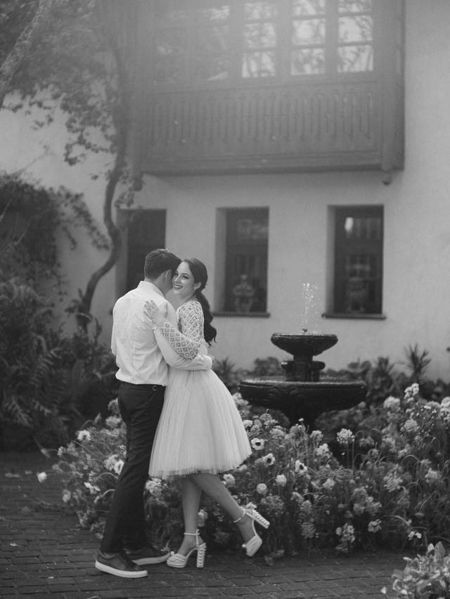 Ini 7 Potret Prewedding Monokrom Chelsea Islan dan Rob Clinton