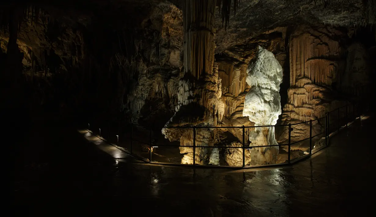 Pemandangan Gua Postojna di Slovenia, 29 September 2020. Gua Postojna merupakan salah satu objek wisata alam terkenal di Slovenia. (Xinhua/Zeljko Stevanic)