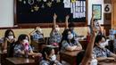 Sejumlah siswa mengikuti kegiatan belajar mengajar secara tatap muka saat PPKM level 1 di SD Pangudi Luhur, Jakarta, Rabu (25/5/2022). Pemerintah pusat menerapkan Pemberlakuan Pembatasan Kegiatan Masyarakat (PPKM) level 1 untuk wilayah aglomerasi Jakarta, Bogor, Depok, Tangerang, dan Bekasi (Jabodetabek) selama dua pekan, terhitung sejak 24 Mei sampai 6 Juni 2022. (Liputan6.com/Johan Tallo)
