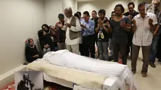 Sejumlah kerabat dan keluarga menyalatkan almarhum Yockie Suryo Prayogo di Ruang Jenazah, Rumah Sakit Pondok Indah, Bintaro, Tangsel (5/2). Musikus Yockie Suryo Prayogo menghembuskan napas terakhirnya pada Senin (5/2) pagi. (Liputan6.com/Fery Pradolo)
