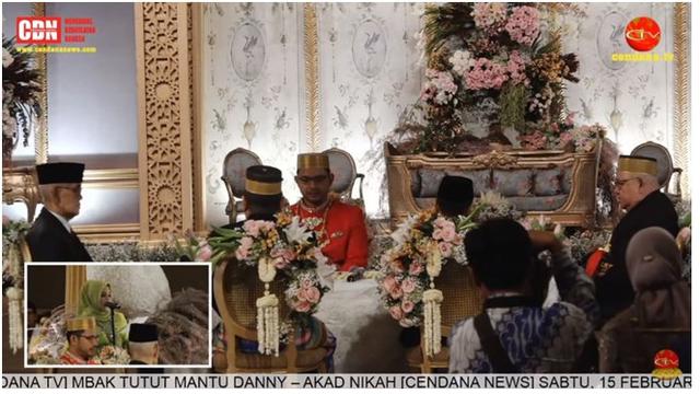 Pada momen akad nikah, pasangan ini memilih memakai adat Bugis yang merupakan daerah asal dari mempelai perempuan.