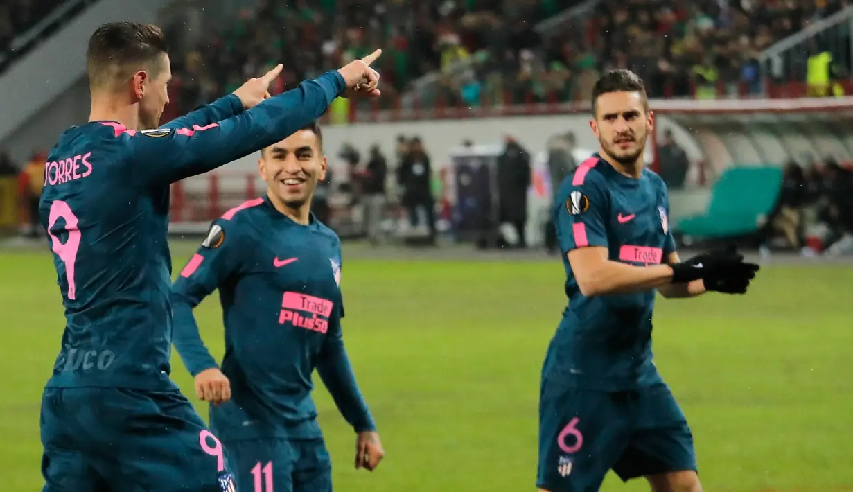 Pemain Atletico Madrid, Fernando Torres merayakan gol ke gawang Lokomotiv Moskow pada leg kedua babak 16 besar Liga Europa di RZD Arena, Kamis (15/3). Atletico Madrid lolos ke perempatfinal Liga Europa usai menang telak 5-1. (AP/Pavel Golovkin)
