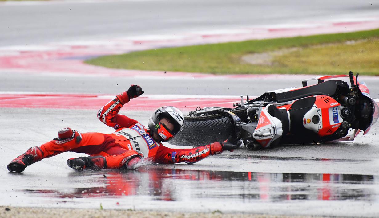 Pebalap Ducati, Jorge Lorenzo, terjatuh pada balapan MotoGP San Marino di Sirkuit Misano, Minggu (11/9/2017). Pebalap asal Spanyol itu hanya mampu melahap tujuh lap sebelum terjatuh di tikungan keenam. (AFP/Marco Bertorello)