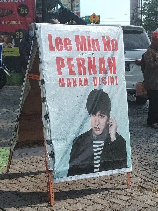 6 Spanduk Jualan Libatkan Aktor Drama Korea Ini Bikin Ngakak