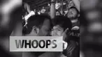 Sang ayah pun ikut menangis melihat anaknya bahagia bisa menonton band kesayangannya.