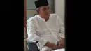 Attabik yang sudah tiba di Pengadilan Tipikor Jakarta tampak menunggu majelis hakim memanggilnya untuk memberi keterangan, (28/8/14). (Liputamn6.com/Herman Zakharia)