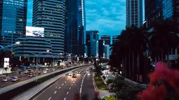 Kondisi lalu lintas di Jalan Jenderal Sudirman, Jakarta, Selasa (29/12/2020). Ruas jalan di Jakarta yang ditutup pada malam Tahun Baru di antaranya Jalan Jenderal Sudirman dan Jalan MH Thamrin. (Liputan6.com/Faizal Fanani)
